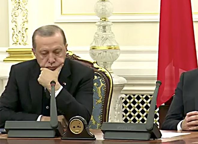 Эрдоган уснул на пресс-конференции с Порошенко