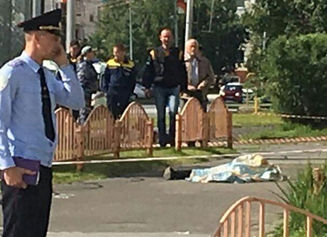 Мужчина в маске порезал восемь человек в центре Сургута (видео)