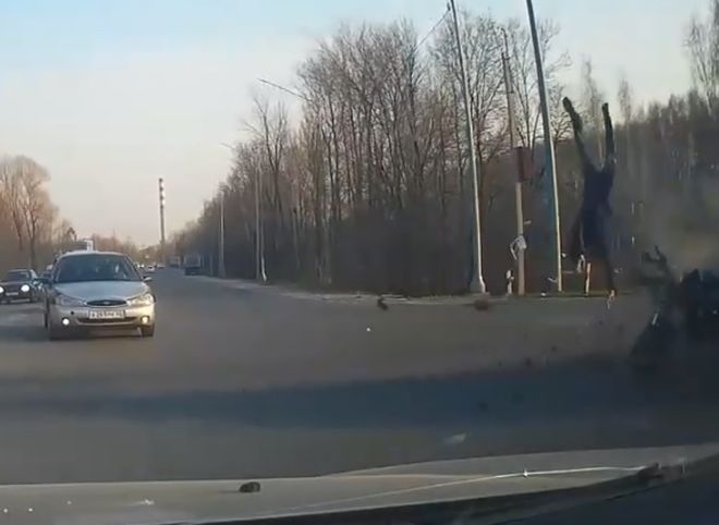 На Ряжском шоссе сняли на видео ДТП с «летающим» мотоциклистом