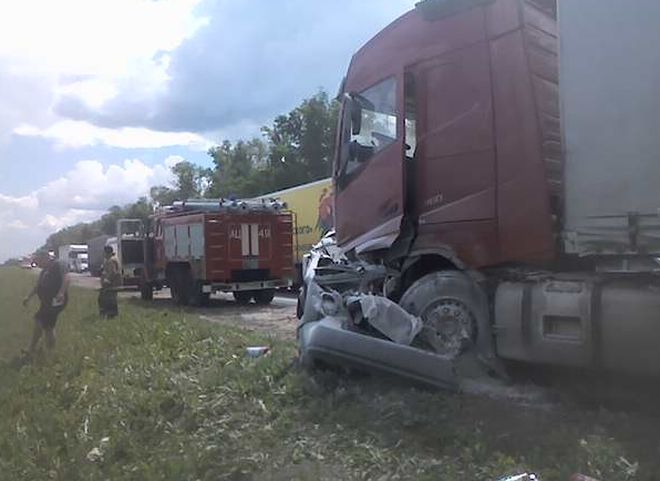 В Шиловском районе при столкновении грузовика и легковушки погибли три человека