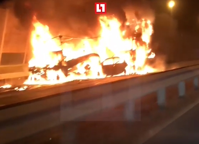 В Подмосковье сгорели в ДТП две легковушки, два фургона и фура (видео)