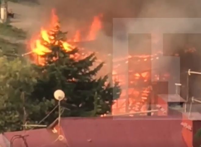 Семь человек погибло и трое пострадали при пожаре в частном доме в Сочи (видео)