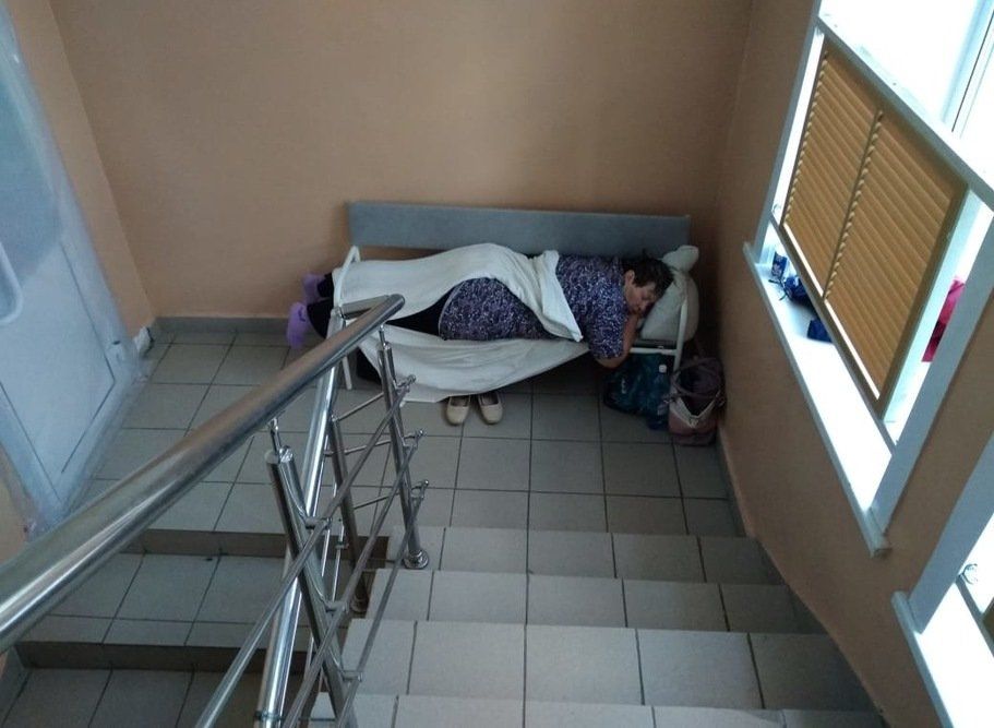 В Новосибирской области больных COVID-19 начали размещать на лестницах