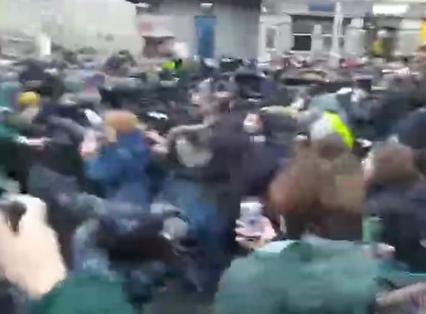 В центре Москвы произошло побоище ОМОНовцев с протестующими