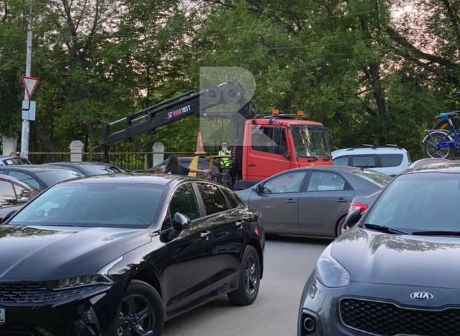 В рязанском Лесопарке эвакуируют автомобили