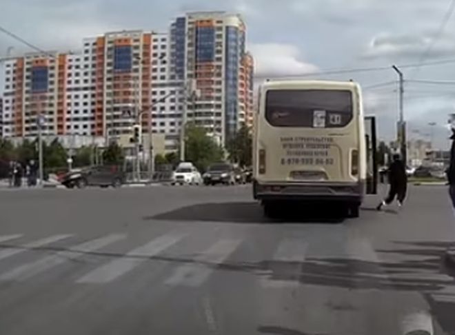 В Рязани молодой человек выпал из маршрутки (видео)
