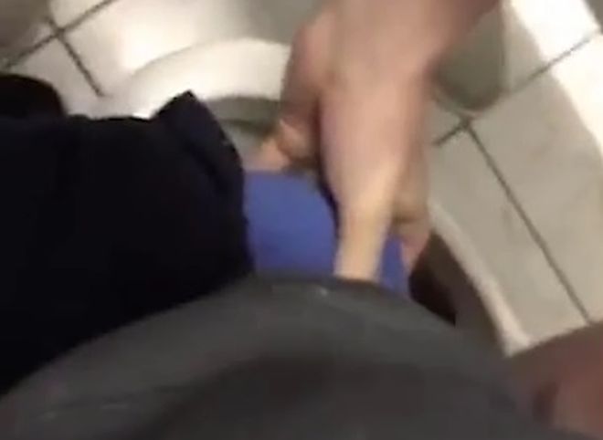 В Москве подростки унизили сверстника в школьном туалете и выложили видео