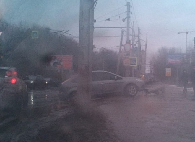 Водитель, протаранивший столб на Касимовском шоссе, был трезв