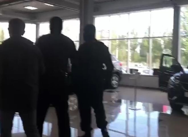 Рязанец пытался подкупить полицейского, чтобы «отмазать» свой автосалон