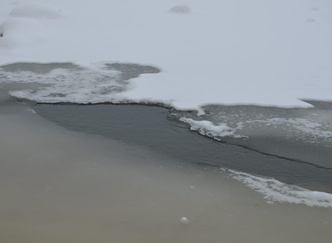 Под Рязанью провалившийся под лед рыбак сумел выбраться и умер на берегу