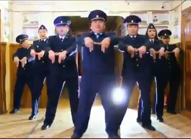 В Якутии полицейские сняли шуточное видеоприглашение на свой концерт (видео)