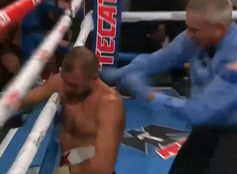 Мексиканский боксер нокаутировал Ковалева в титульном бою