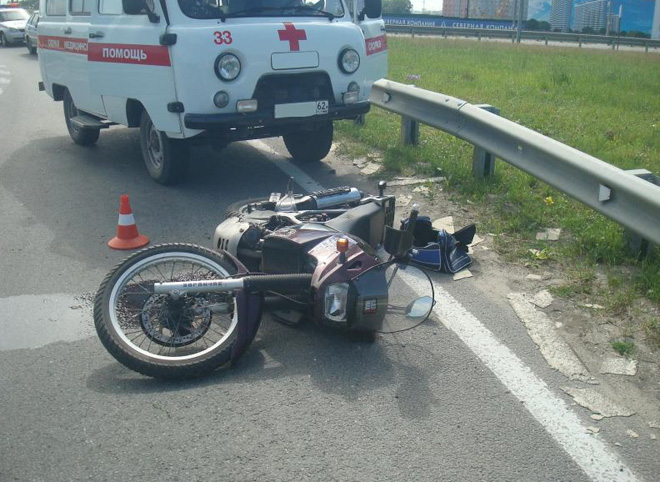 Полиция опубликовала фото с места ДТП с мотоциклом на Солотчинском шоссе
