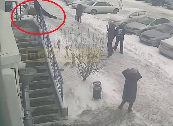 Москва выпал мужчина. Мужчина выпал с 14 этажа.