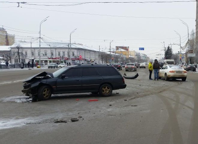 МВД опубликовало фото и подробности серьезной аварии на площади Ленина