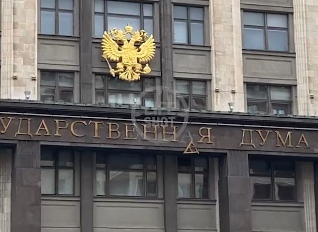 С фасада Госдумы упала буква «А»