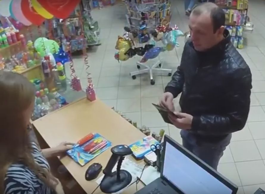 Видео: в рязанском магазине покупатель совершает странные манипуляции с деньгами