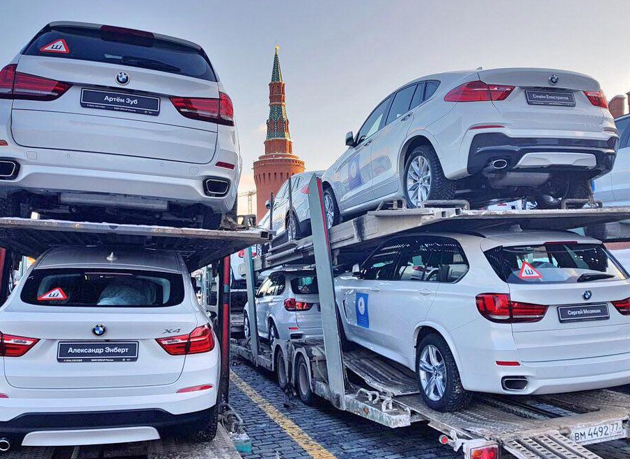 BMW для российских олимпийцев доставили на Красную площадь
