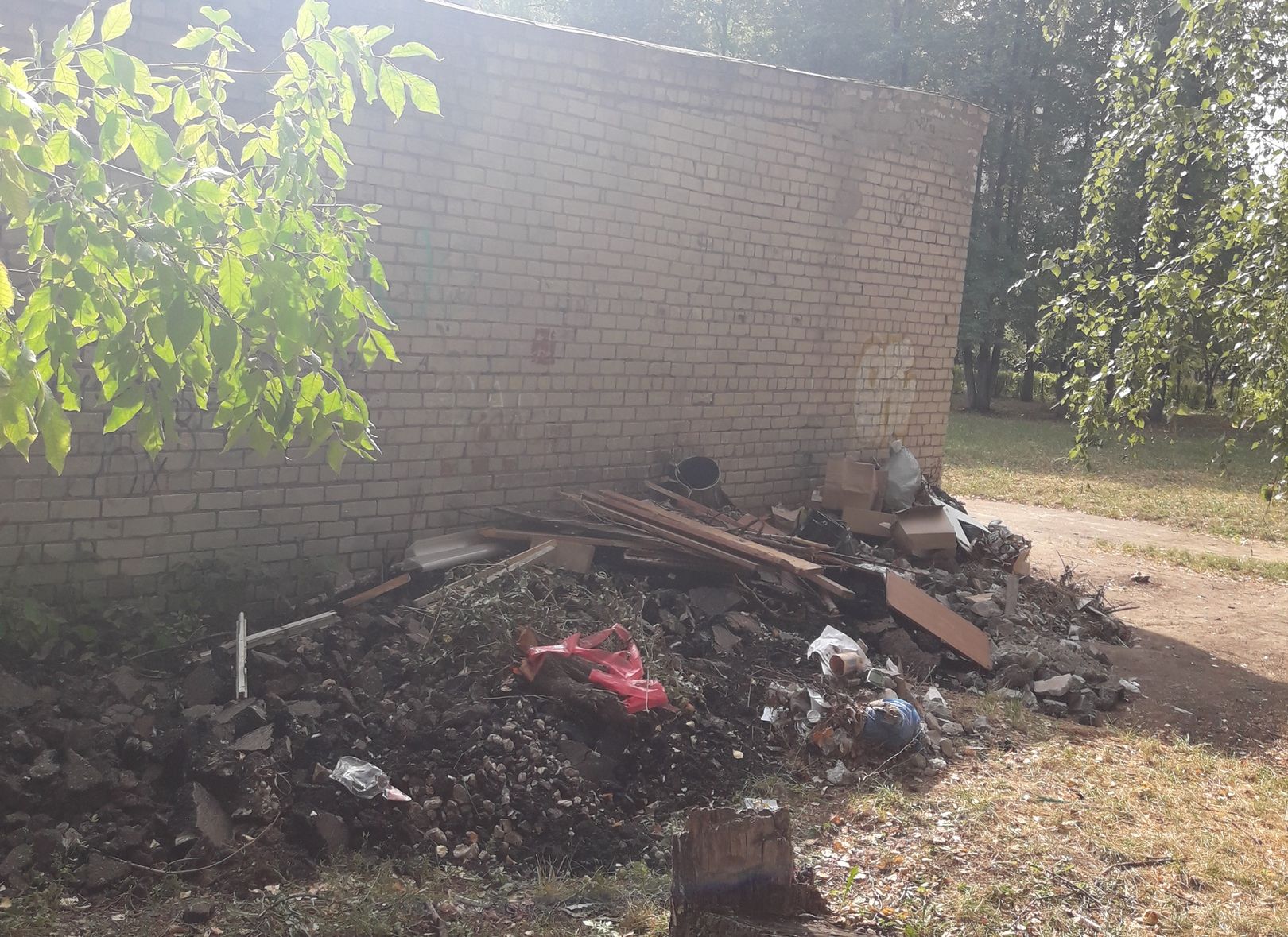 Рязанцы пожаловались на строительный мусор на территории школы №55