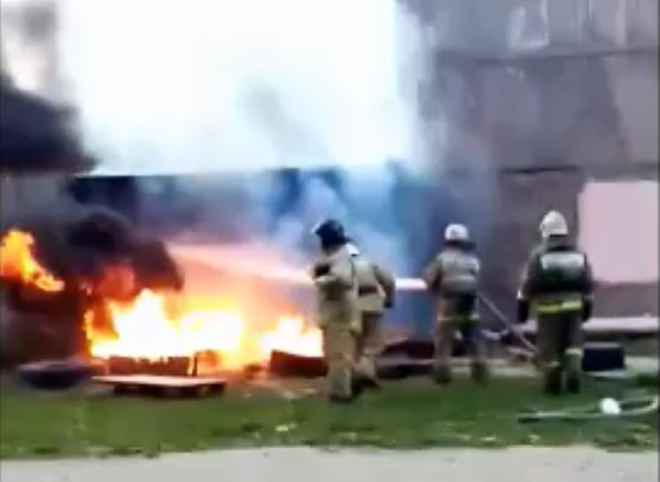 На улице Тимакова из-за подожженных покрышек загорелся сарай (видео)