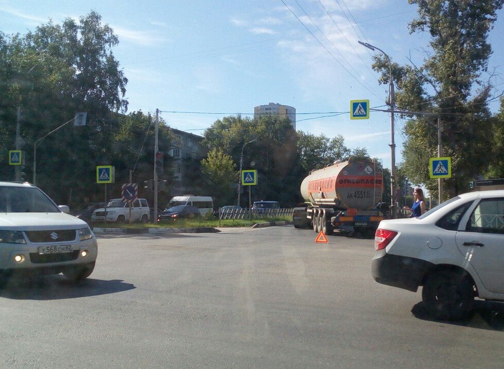 Попавший в ДТП бензовоз заблокировал движение по улице Черновицкой