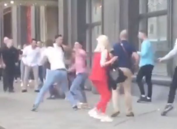 Во время массовой драки в центре Москвы убили молодого человека (видео)