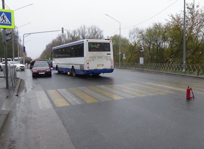 На Ряжском шоссе автобус пытался избежать наезда на пешехода и попал в ДТП