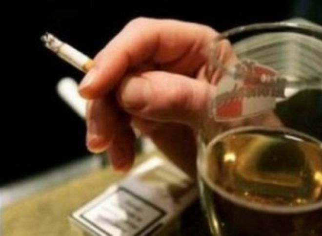 Роспотребнадзор: в России стали меньше пить и курить