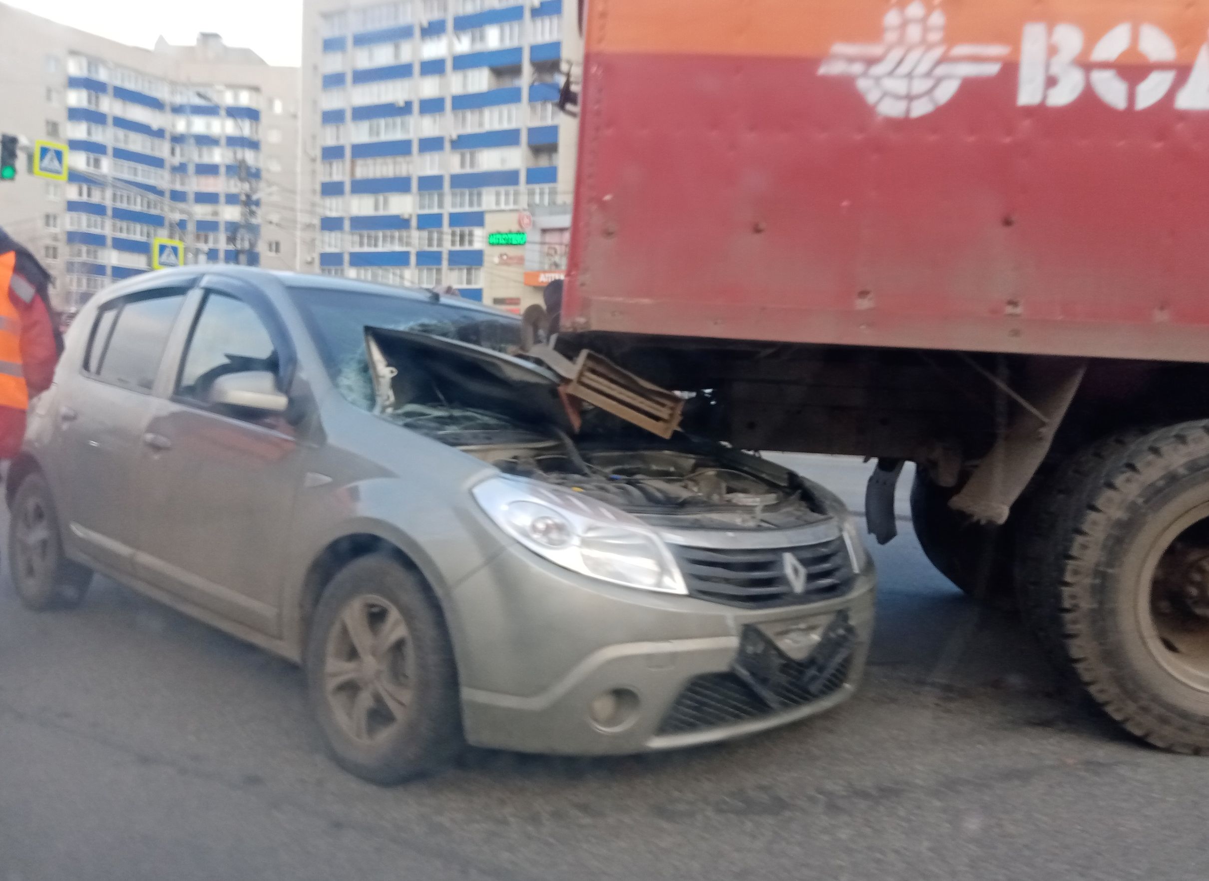В Дашково-Песочне водитель Renault врезался в машину «Водоканала»