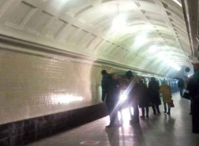 На станции московского метро мужчина упал на рельсы и погиб