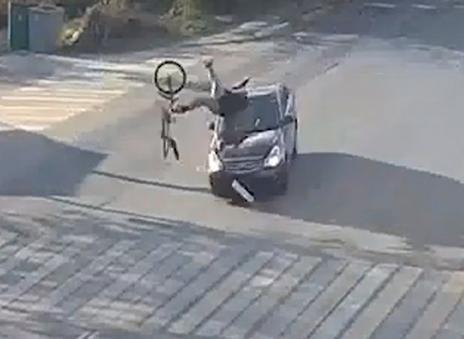 Наезд на велосипедиста на улице Зубковой сняли на видео