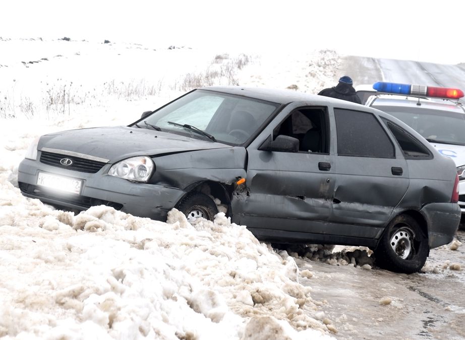 На трассе Рязань – Скопин «Приора» попала в аварию из-за огромной лужи на дороге