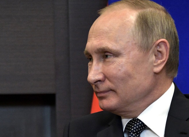 Путин поздравил Макрона с победой