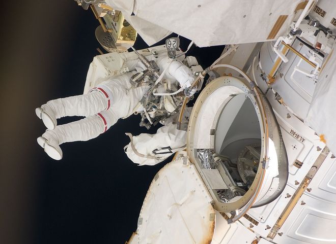В ГД заявили, что психически неустойчивый космонавт мог просверлить дыру в МКС
