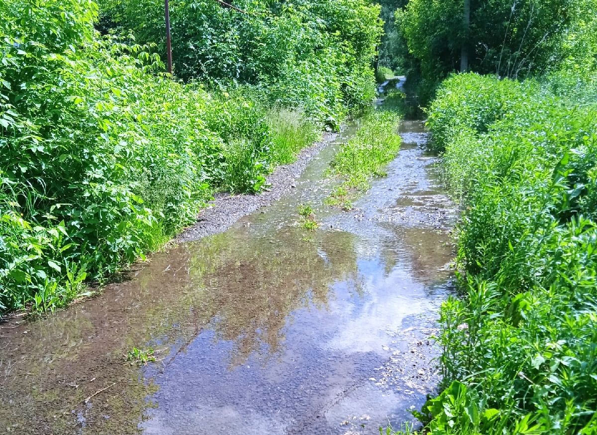 На улице Большой прорвало водопровод