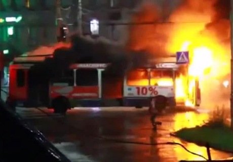 Молния сожгла троллейбус в Петрозаводске (видео)