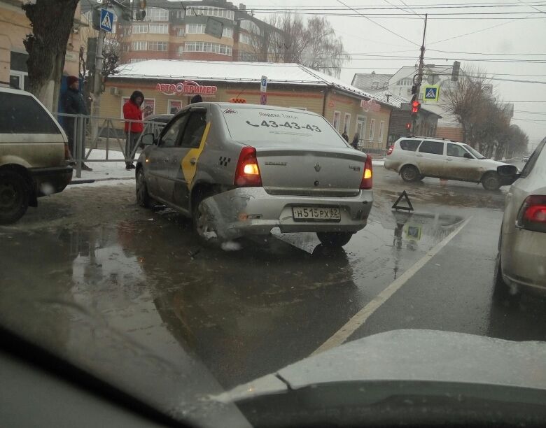 Автомобиль «Яндекс. Такси» попал в аварию в центре Рязани