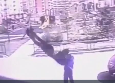 В Москве мужчина упал из окна на голову ребенку (видео)
