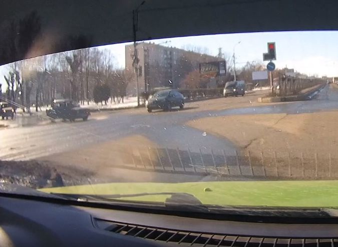 Пролетевший на «красный» водитель едва не устроил крупное ДТП на Московском шоссе (видео)