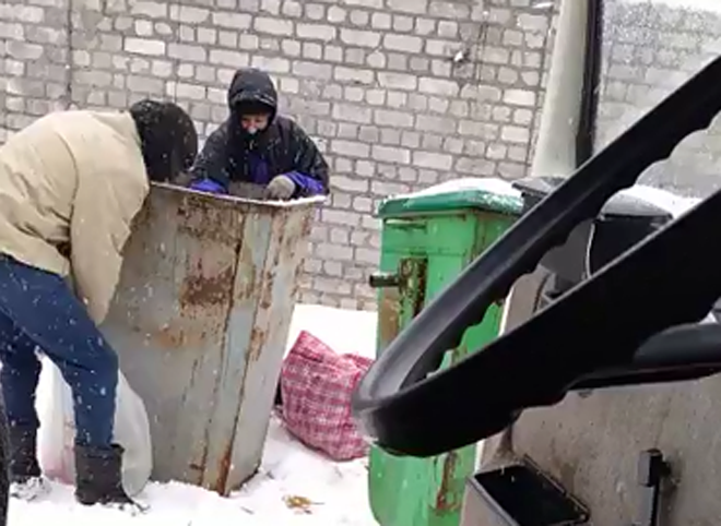 Видео: рязанцы собирают из помойки просрочку магазина «Пятерочка»