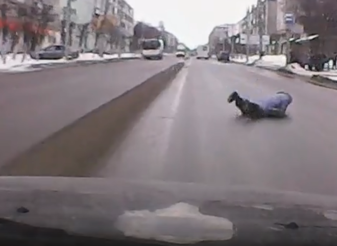 Видео: на Циолковского пенсионерка-нарушительница падает на проезжей части