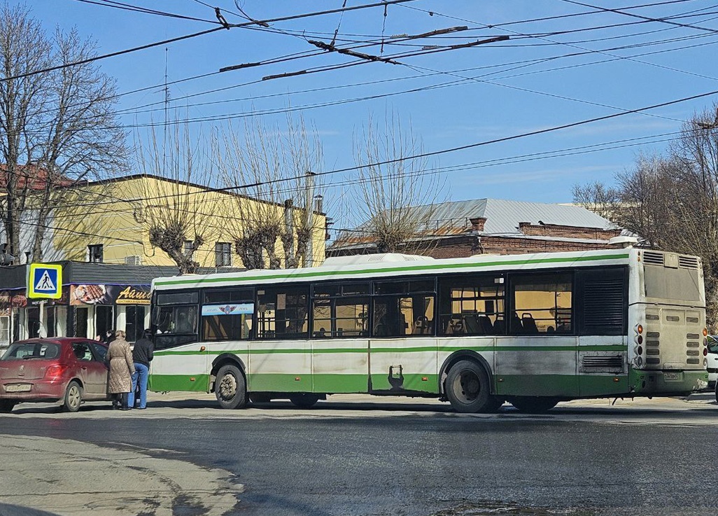 В центре Рязани автобус влетел в легковушку