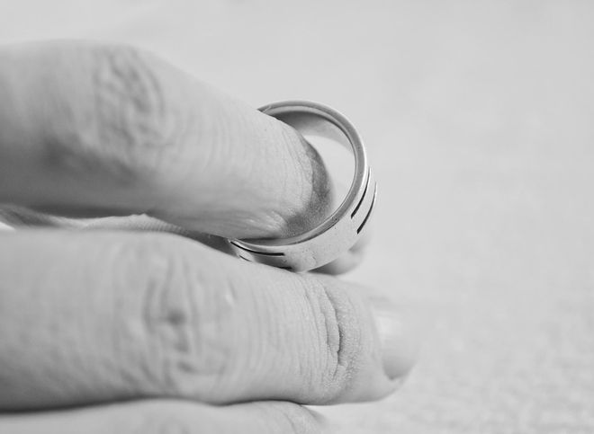 В Рязанской области сотрудница ЗАГСа оформила развод знакомому втайне от жены