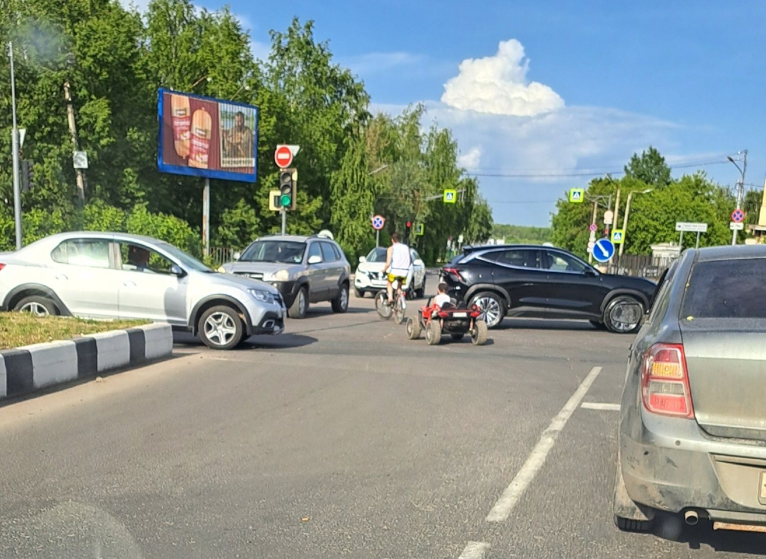 На перекрестке возле рязанского управления ГАИ заметили ребенка на игрушечной  машине | 01.06.2024 | Рязань - БезФормата