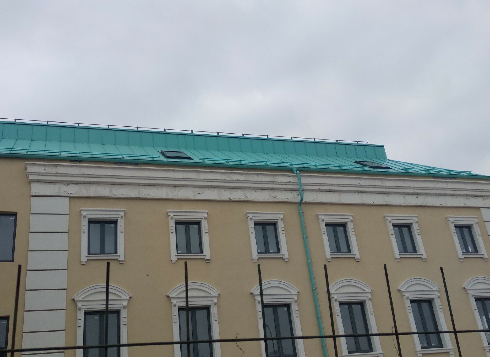 С еще недостроенного музея Рязанского кремля начала сыпаться штукатурка
