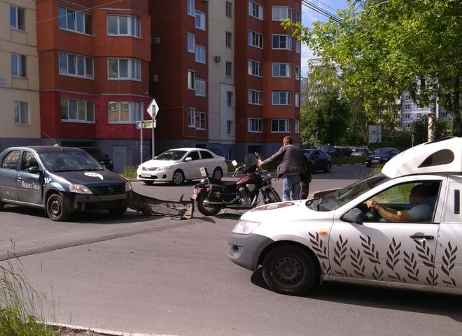 На Ленинского Комсомола столкнулись «Яндекс-Такси» и мотоцикл