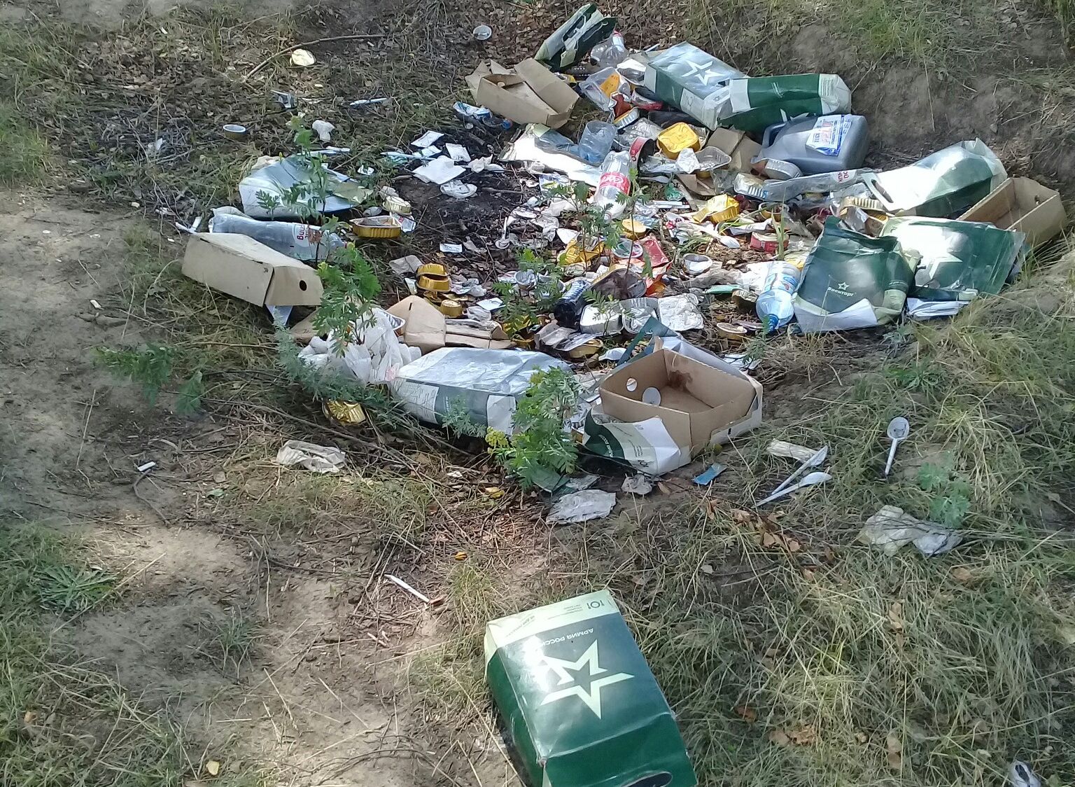 В Рыбновском районе десантники оставили после себя целое поле мусора