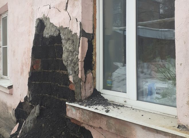 На улице Ленинского Комсомола начал рушиться дом