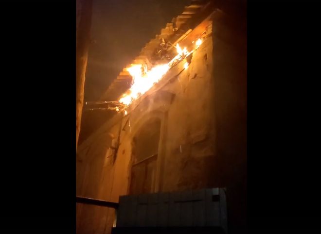 100-летний дом на улице Щедрина тушили 24 человека