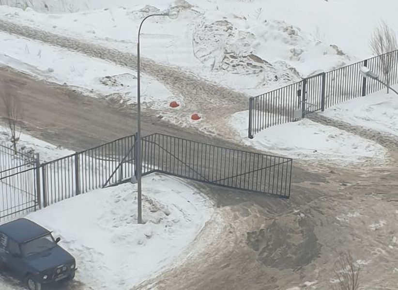 Неизвестный на автомобиле протаранил забор у ЖК «Метропарк»